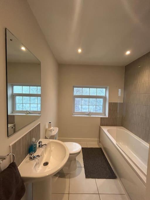 Luxury Countryside Stay - Waters Upton, تيلفورد المظهر الخارجي الصورة
